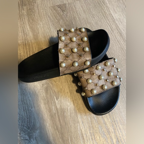 Authentic Gucci Pearl slides - Picture 2 of 6